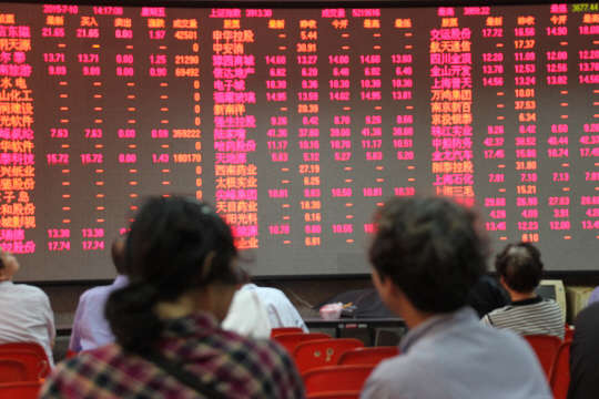 중국 증시가 이틀째 급등한 지난 10일 중국 상하이 푸둥의 한 증권사 객장에서 투자자들이 붉은색 상한가 종목으로 덮여있는 시세 전광판을 지켜보고 있다. 이날 상하이종합지수는 4.54% 급등했다. 사진= 연합뉴스